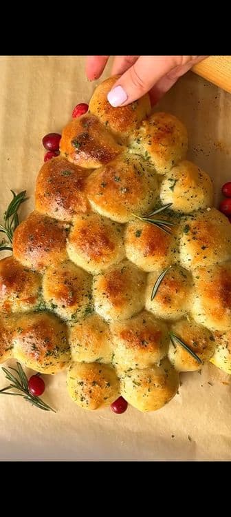 Cheesy Garlic Bread Christmas Tree recipe
