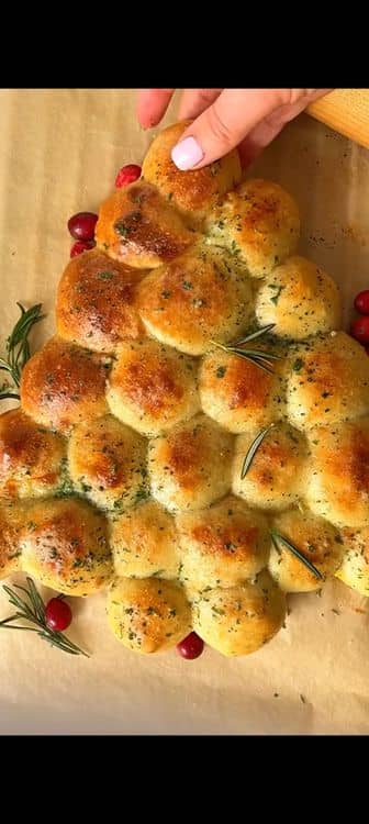 Cheesy Garlic Bread Christmas Tree recipe